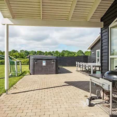 16 Person In Ansager-by Traum Nyaraló Ansager