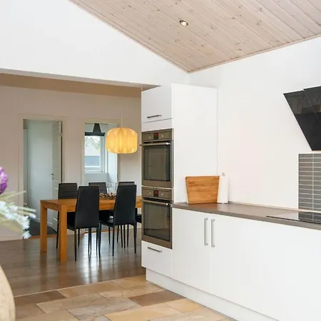 16 Person In Ansager-by Traum Nyaraló Ansager