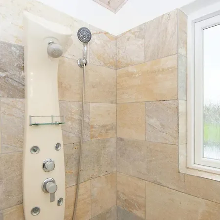 16 Person In Ansager-by Traum Ansager