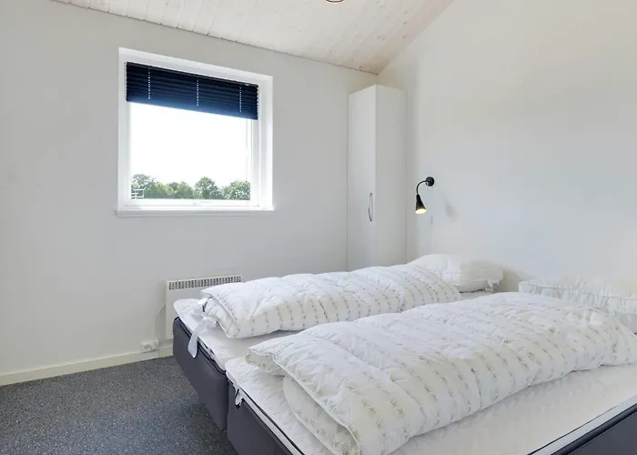 16 Person In Ansager-by Traum Ansager